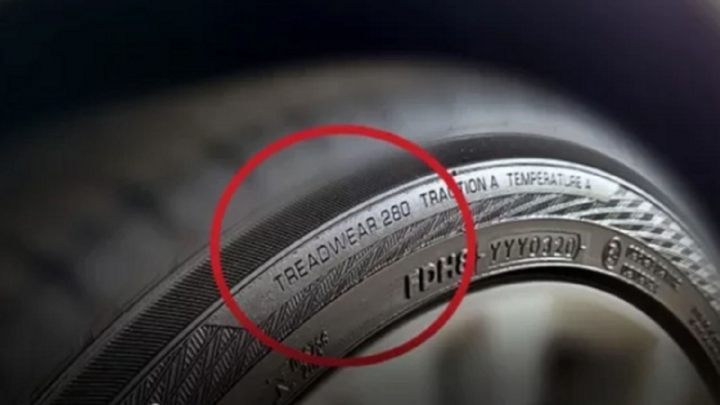 tren-thanh-lop-xe-thuong-co-dong-chu-treadwear-theo-sau-la-mot-con-so-de-giup-chu-xe-kiem-tra-16430429